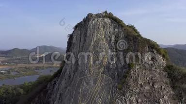 泰国芭堤雅-2019年5月18日：大金<strong>佛画</strong>在悬崖上。 巨大的绘图。 空中观景。